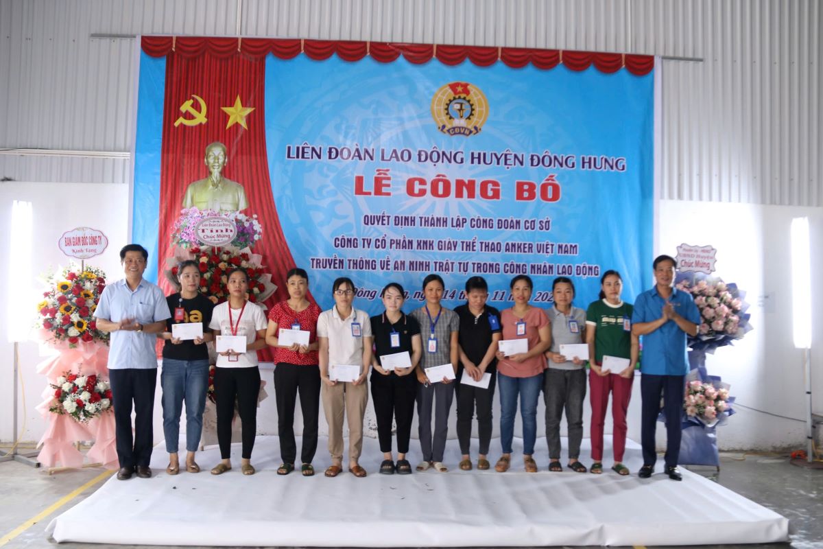 Representatives of the Thai Binh Provincial Federation of Labor and Dong Hung District People's Committee presented gifts to encourage workers of Anker Vietnam Sports Shoes Import-Export Joint Stock Company. Photo: Ba Manh