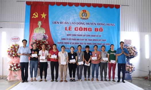 Đại điện lãnh đạo LĐLĐ tỉnh Thái Bình, UBND huyện Đông Hưng trao quà động viên công nhân lao động Công ty CP XNK Giày thể thao Anker Việt Nam. Ảnh: Bá Mạnh