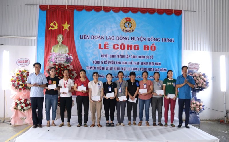 Representatives of the Thai Binh Provincial Federation of Labor and Dong Hung District People's Committee presented gifts to encourage workers of Anker Vietnam Sports Shoes Import-Export Joint Stock Company. Photo: Ba Manh