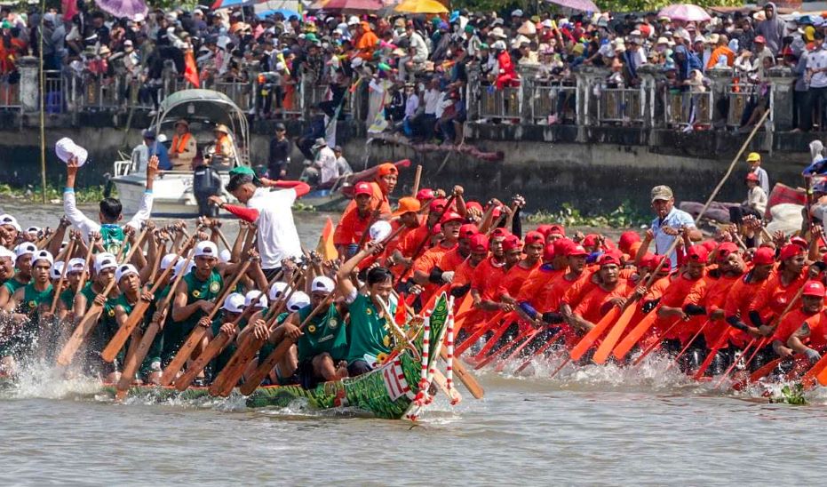 Sau le khai mac, cac doi ghe ngo lan luot buoc vao cac tran dau vong bang. O noi dung nam co 53 doi, tranh tai cu ly 1.200m, chia lam 13 bang, 12 bang co 4 doi va 1 bang co 5 doi, thi dau vong tron mot luot tinh diem de chon 32 doi di tiep vao giai doan 2.