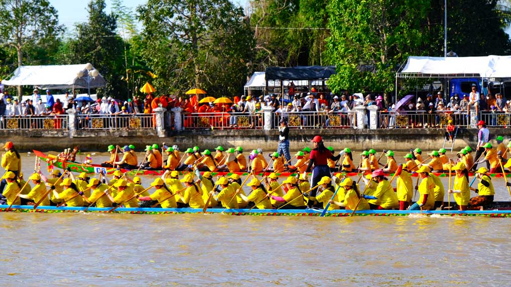 Doi voi doi ghe nu, 7 doi chia thanh 2 bang, thi dau vong tron 1 luot de chon doi nhat, nhi vao ban ket va chung ket xep hang. Mac du la phai yeu nhung nhip dam cua cac chi em cung khong thua gi phai manh.