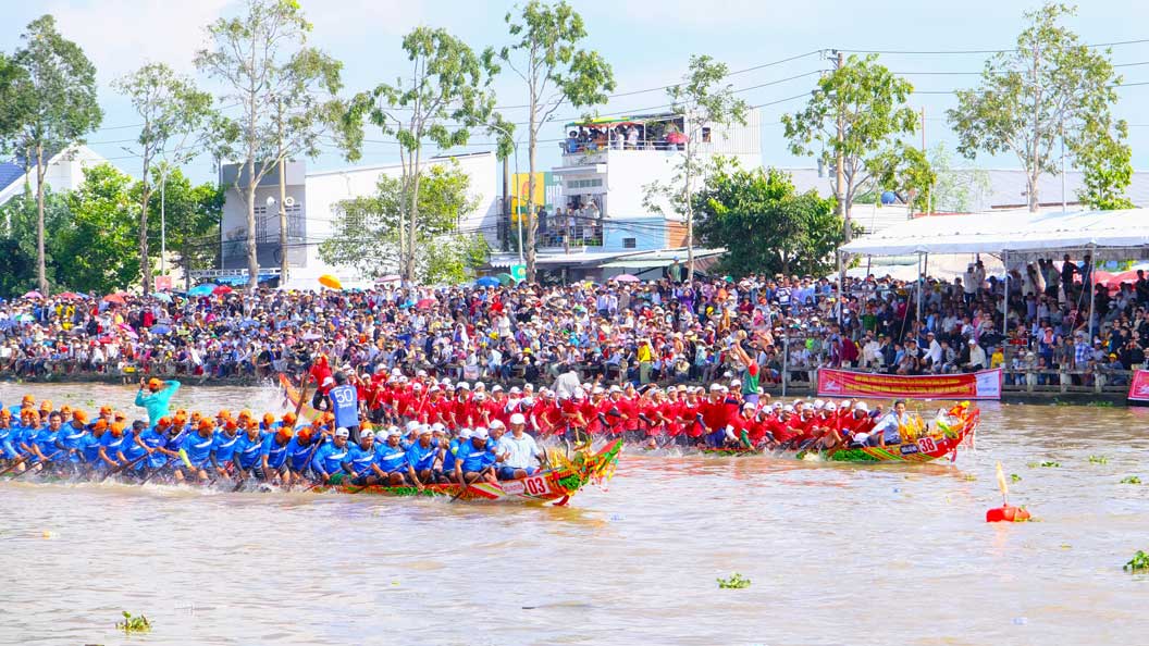 Giai dua ghe Ngo trong Le hoi Ooc om boc – dua ghe Ngo tinh Soc Trang, khu vuc DBSCL lan thu VI dien ra trong 2 ngay 14-15.11. Ong Nguyen Van Khoi - Pho Chu tich UBND tinh Soc Trang cho biet Le hoi duoc tinh duy tri to chuc hang nam nham bao ton va phat huy cac gia tri ban sac van hoa truyen thong cua dong bao dan toc Khmer; tang cuong cong tac quang ba, lien ket hop tac de phat trien ve du lich.