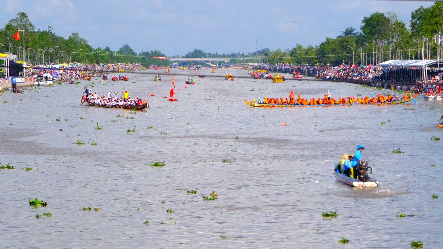 Anh Huu Khanh - Doi ghe Ngo chua Cao Dan (tinh Ca Mau) chia se nam nay doi ghe chua Cao Dan tro lai duong dua sau hon 10 nam vang bong voi chiec ghe dau tu dong moi, kinh phi 350 trieu dong. Ghe co chieu dai 31m, ngang 1,4m, tuong duong voi 60 nguoi ky thuat boi, 1 nguoi thoi ken dan nhip va 1 chi huy ngoi mui. “Doi ghe co 94 van dong vien trong phum soc tham gia voi quyet tam thi dau dat ket qua cao tai Le hoi nam nay“, anh Huu Khanh noi.