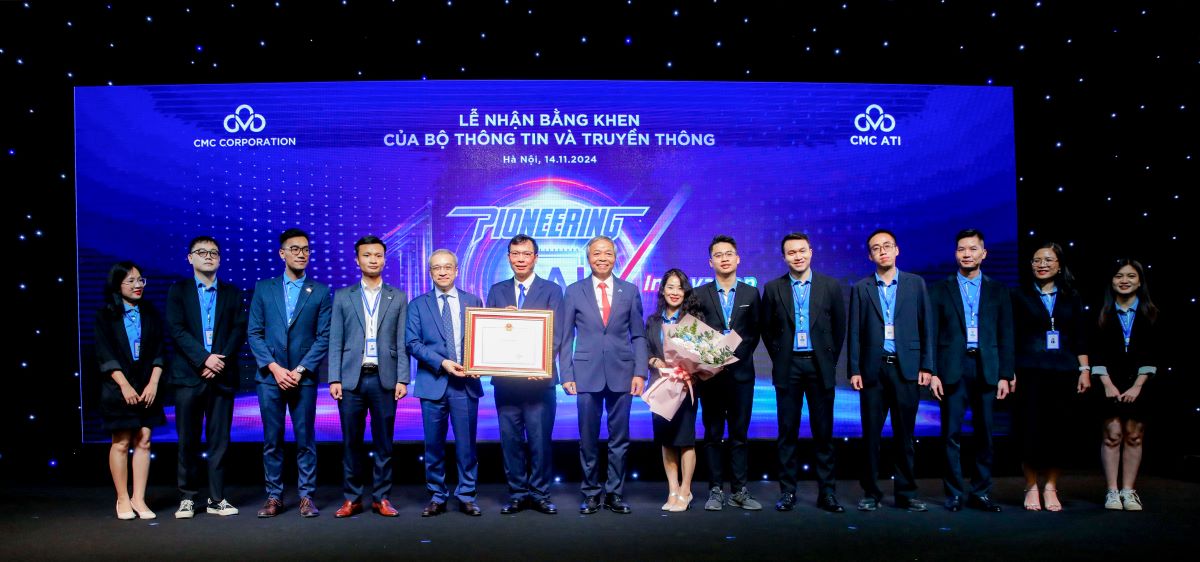 Mr. Phan Tam - Deputy Minister of Information and Communications presented a certificate of merit to the CMC Institute for Applied Technology Research (CMC ATI). Photo: CMC