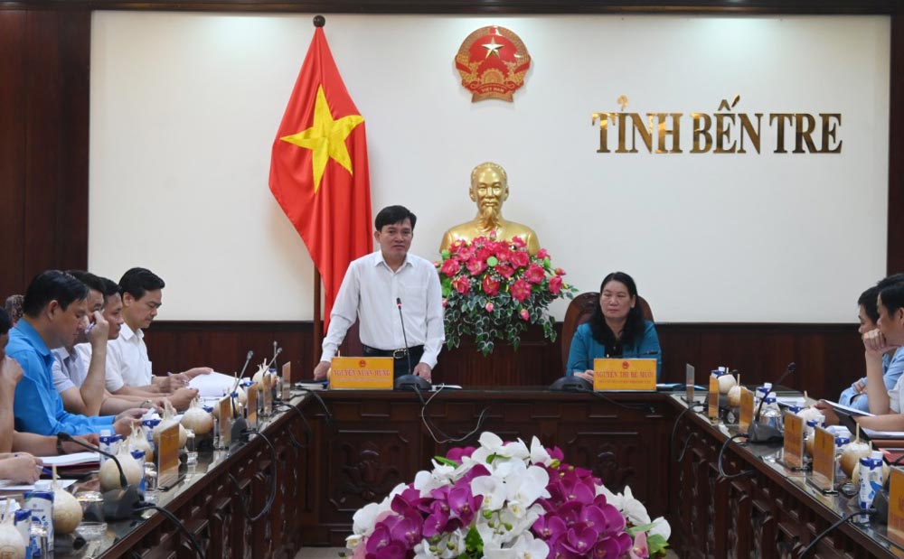 Vice President of the Vietnam General Confederation of Labor Nguyen Xuan Hung and the delegation of the Vietnam General Confederation of Labor worked with the People's Committee of Ben Tre province. Photo: Thanh Nhan