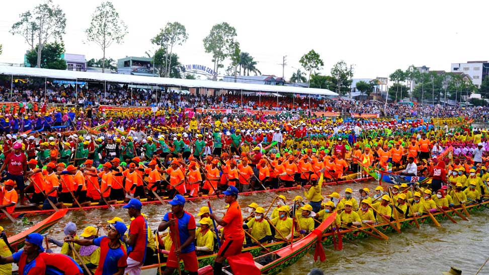 Cac doi ghe tham gia le khai mac.