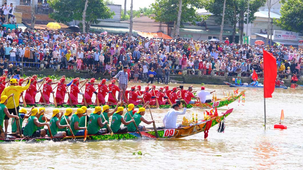 Cac doi canh tranh suyt xao, tang toc de ve dich.