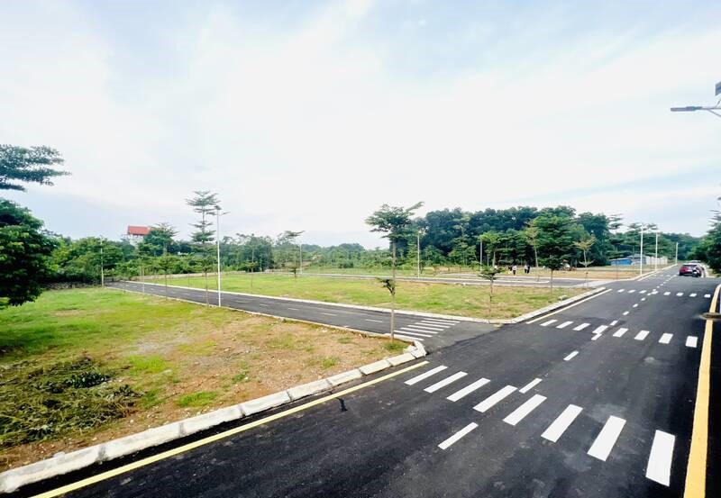 Land in the suburbs of Hanoi is a segment that investors are interested in. Photo: Thu Giang