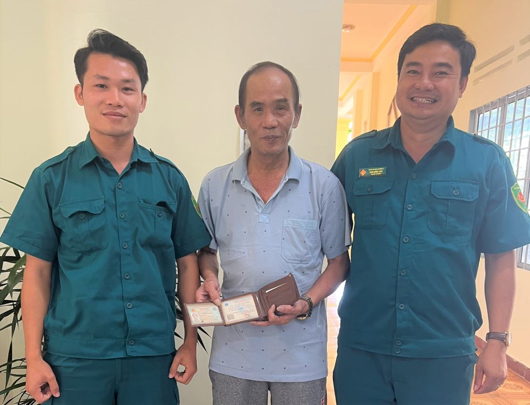 The man was happy to get back his lost property. Photo: Hoai Thanh