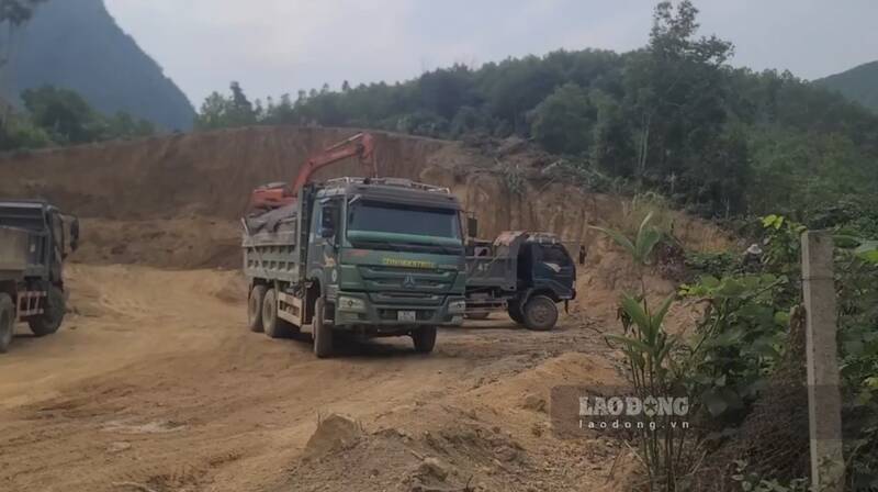 Khu vuc khai thac trai phep tai thon Dong Luong. Anh: Lam Thanh