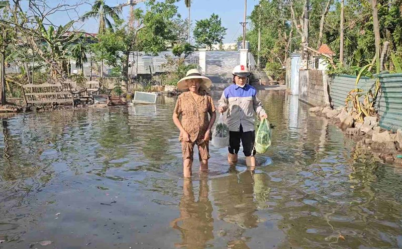 According to locals, on average 10 days a month the streets are flooded. Photo: Doan Hung