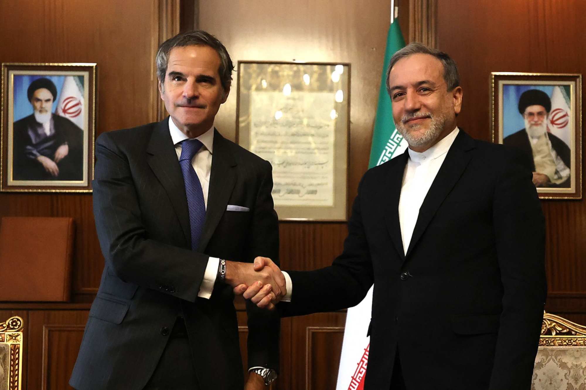 Iranian Foreign Minister Abbas Araghchi (right) shakes hands with Director General of the International Atomic Energy Agency (IAEA) Rafael Grossi in Tehran on November 14. Photo: AFP