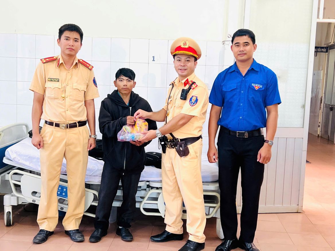 The man was promptly taken to the emergency room by traffic police officers. Photo: Hoai Thanh