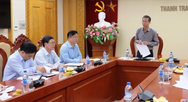 Mr. Le Tien Dat (standing) directs post-inspection supervision and handling activities at the Government Inspectorate. Photo: Thanhtravietnam.vn