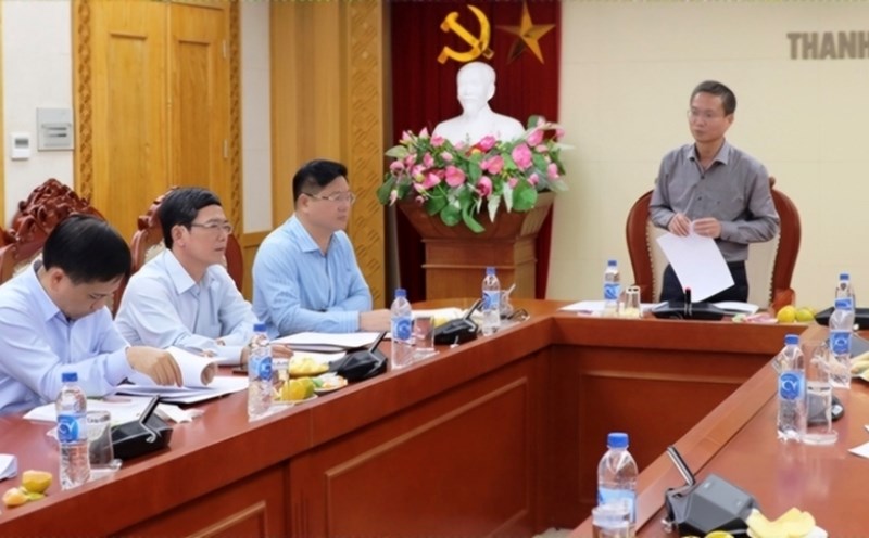 Mr. Le Tien Dat (standing) directs post-inspection supervision and handling activities at the Government Inspectorate. Photo: Thanhtravietnam.vn