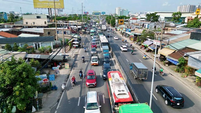 Quoc lo 1 qua huyen Binh Chanh (TPHCM) thuong xuyen un tac.  Anh: Anh Tu