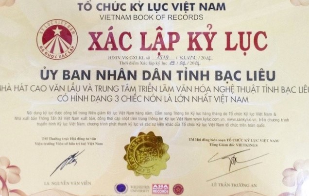 Nam 2014, Nha hat Cao Van Lau duoc To chuc Ky luc Viet Nam (VietKings) xac lap ky luc “Nha hat Cao Van Lau va Trung tam trien lam van hoa nghe thuat tinh Bac Lieu co hinh dang ba chiec non la lon nhat Viet Nam“.Anh: Nhat Ho