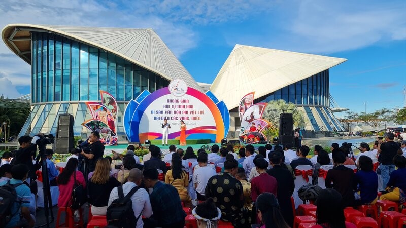 The construction unit is rushing to complete 2 out of 3 blocks of buildings. Photo: Nhat Ho