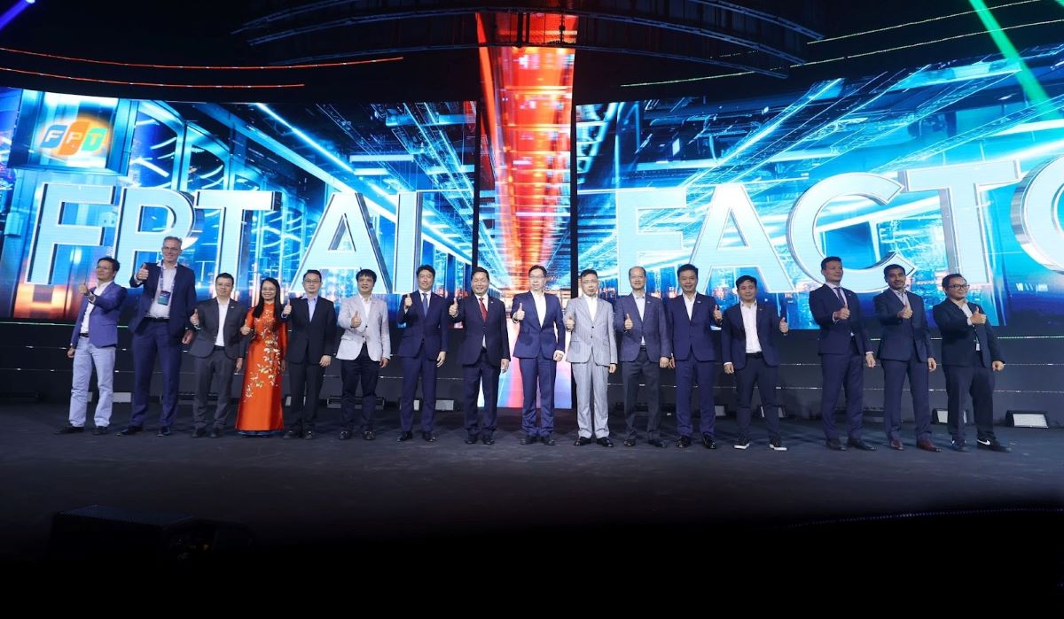  Chu tich Truong Gia Binh, cac lanh dao cap cao Tap doan FPT va dai dien cac tap doan cong nghe toan cau NVIDIA, SCSK, ASUS, Hewlett Packard Enterprise, VAST Data, va DDN Storage trong le cong bo. Anh: Van Anh 