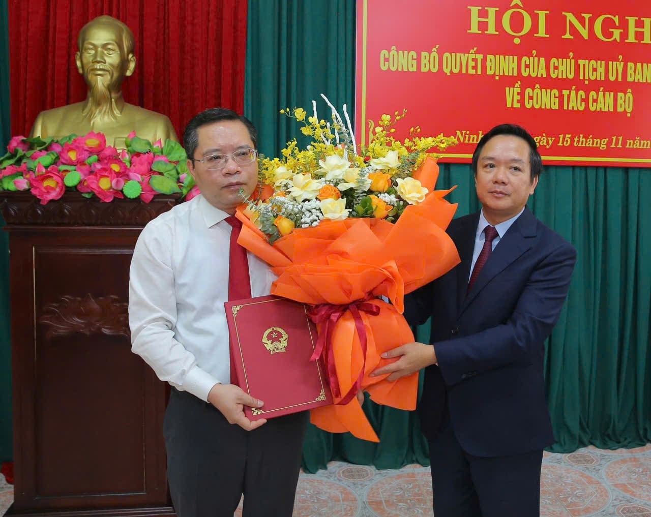 Mr. Pham Quang Ngoc - Chairman of Ninh Binh Provincial People's Committee (right) presented the decision to appoint Mr. Chu Duc Long as Director of the Provincial Department of Construction. Photo: Nguyen Truong