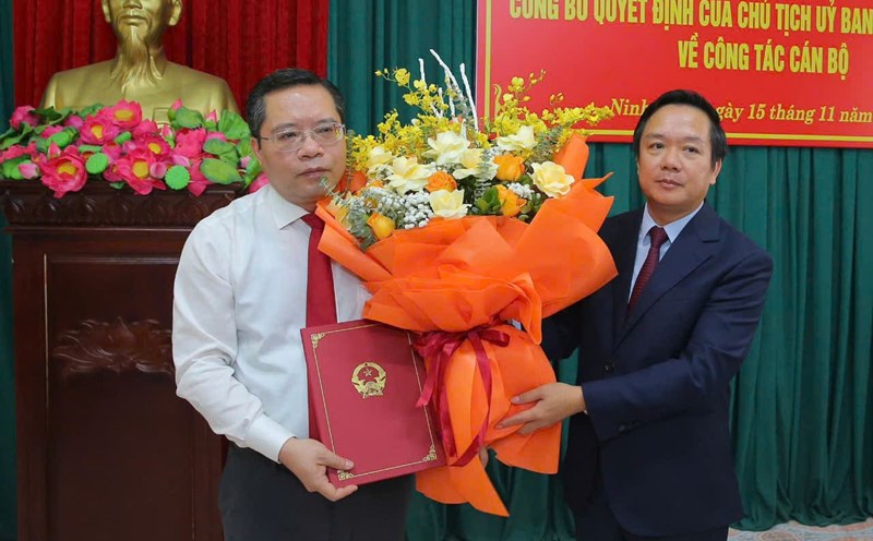 Mr. Pham Quang Ngoc - Chairman of Ninh Binh Provincial People's Committee (right) presented the decision to appoint Mr. Chu Duc Long as Director of the Provincial Department of Construction. Photo: Nguyen Truong