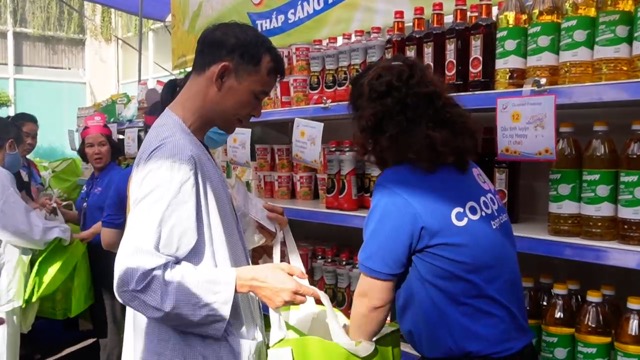 Zero-cost market for cancer patients. Photo: NGOC ANH