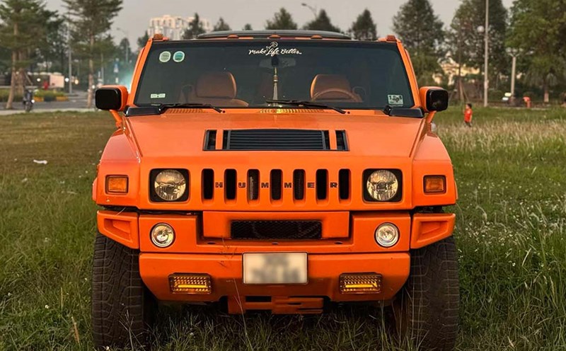The Hummer H2 has a striking orange exterior. Photo: Supercar In VietNam