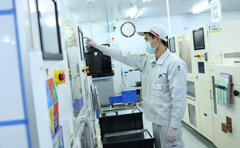 Workers of Meiko Vietnam Company, which specializes in manufacturing electronic printed circuit boards, at Thach That Industrial Park (Hanoi). Photo: Hai Nguyen