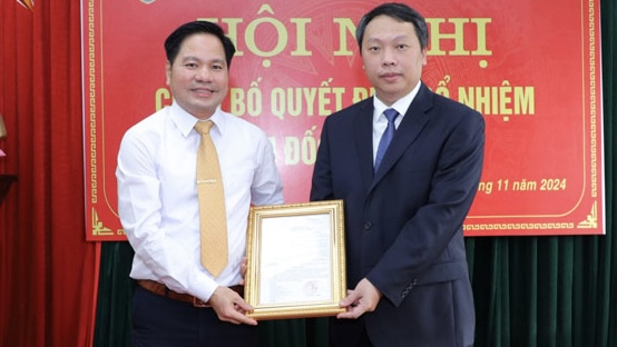Chairman of Thai Nguyen Provincial People's Committee presents decision on transfer and appointment of Director of Department of Justice. Photo: Tran Nguyen.