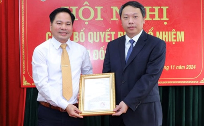 Chairman of Thai Nguyen Provincial People's Committee presents decision on transfer and appointment of Director of Department of Justice. Photo: Tran Nguyen.