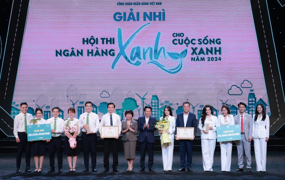 Doi Cong doan Vietcombank nhan giai Nhi tu Ban to chuc. Anh: Hai Nguyen