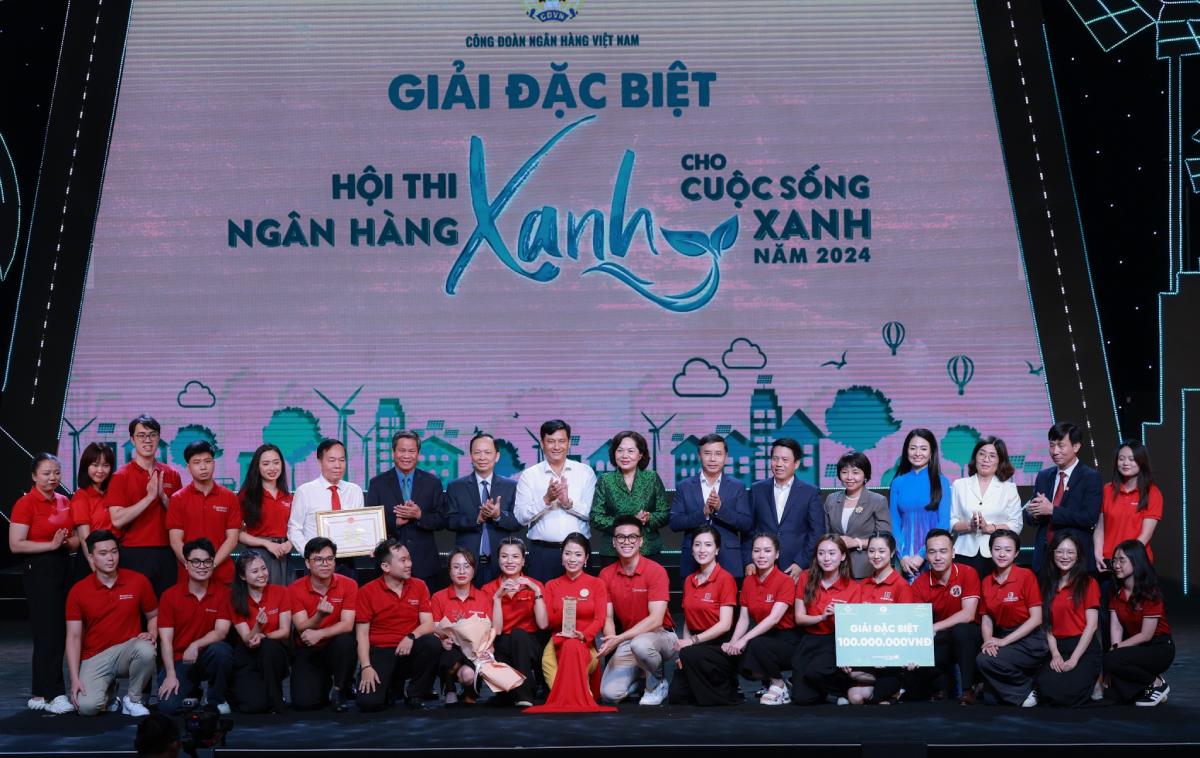 Leaders of the State Bank, Vietnam General Confederation of Labor, and Vietnam Banking Trade Union presented the Special Prize to the Agribank Trade Union team. Photo: Hai Nguyen