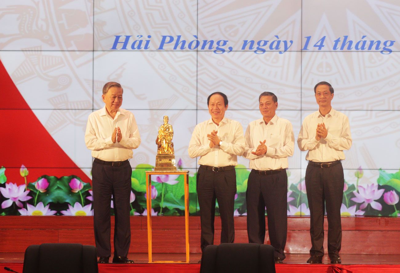 Thuong truc Thanh uy Hai Phong tang qua luu niem Tong Bi thu To Lam. Anh: Cong TTDT Hai Phong