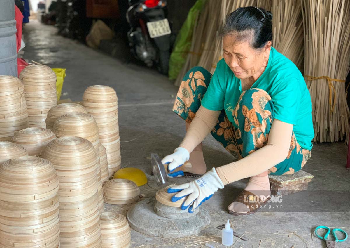 Dap nua da cuon theo khuon co san de ra san pham tho. Anh: Luong Ha