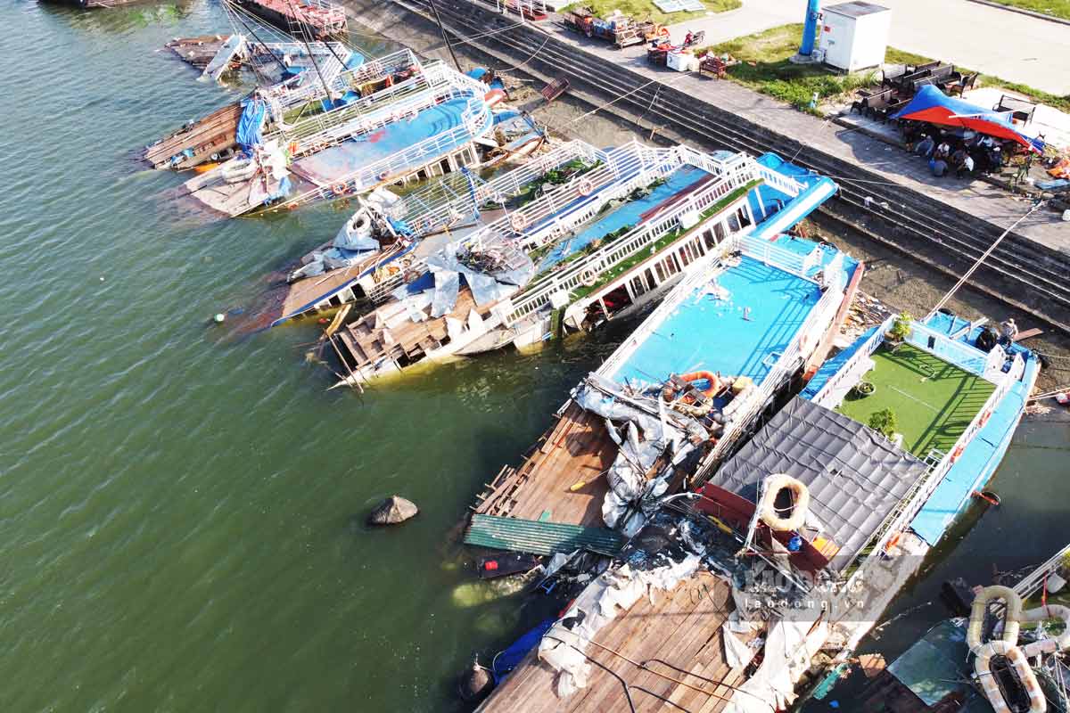 Cruise ships sunk after Typhoon Yagi at Tuan Chau International Passenger Port (Quang Ninh). Photo: Doan Hung