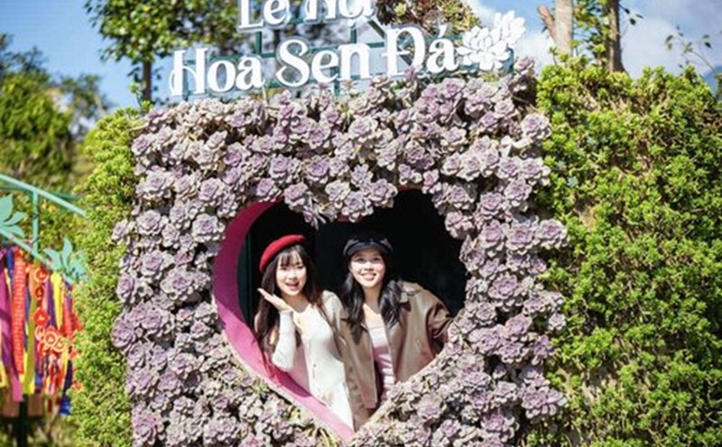 Tourists enjoy checking in at the Fansipan Stone Lotus Festival 2024 held in Sa Pa. Photo: Ha