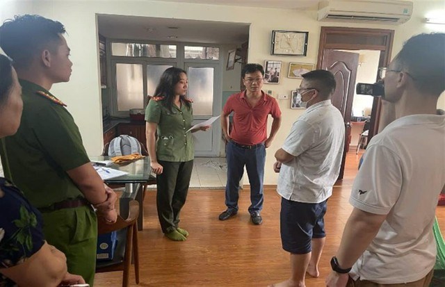 Police work with Le Van Vang, the subject who organized the exam and issued fake Cambridge International English certificates. Photo: Ministry of Public Security