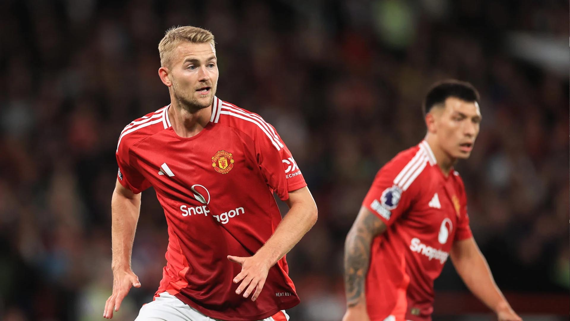 De Ligt va Martinez dang la cap bai trung. Anh: Manchester United