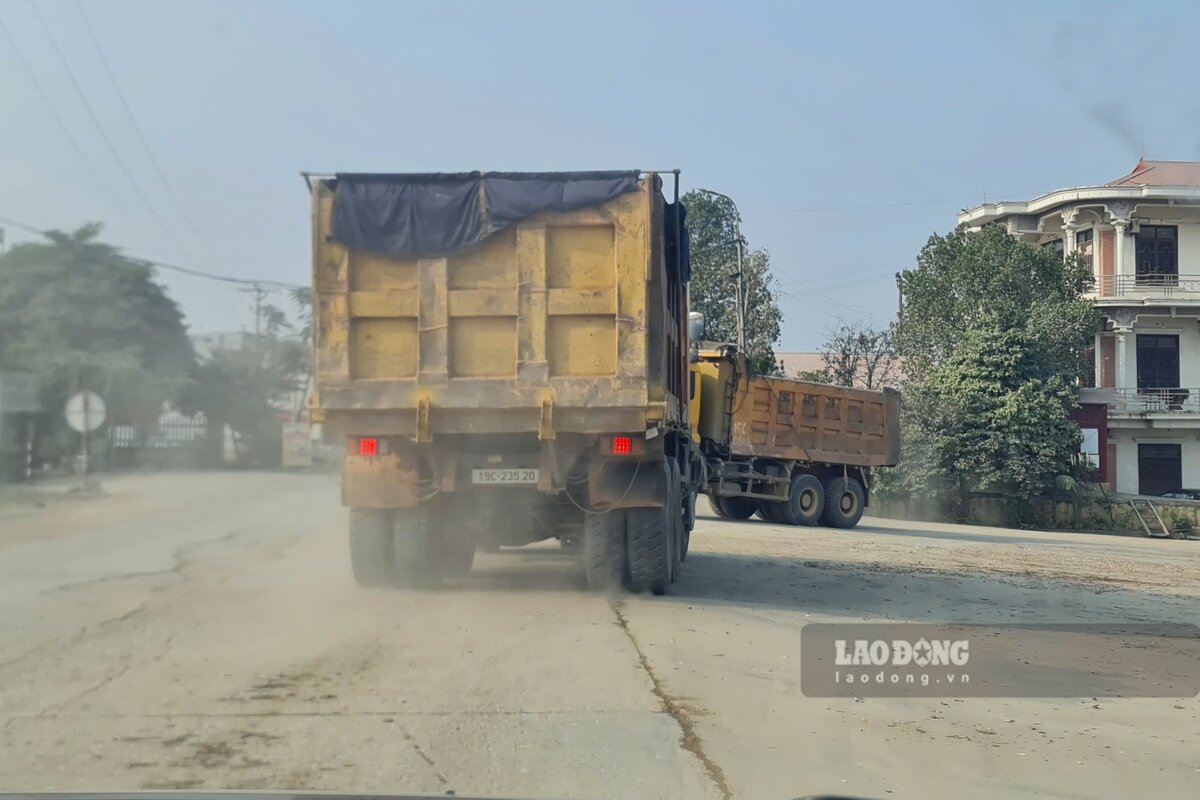 Tuy nhien, den ngay 15.11, tuc la sau khoang 1 tuan hoat dong muc dat, van chuyen dat tu cum cong nghiep Soc Dang toi cang Thai Binh duoc chi ro la hoat dong chua duoc cac cap co tham quyen cho phep, phong vien ghi nhan, tinh trang van tiep dien.