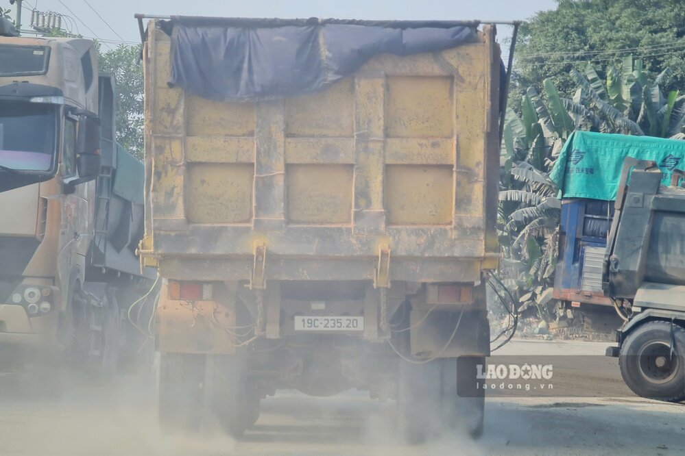 Tren quang duong di, nhung chiec xe tai cuon theo bui mu mit, pha vao cay coi va cac ho dan ben duong.