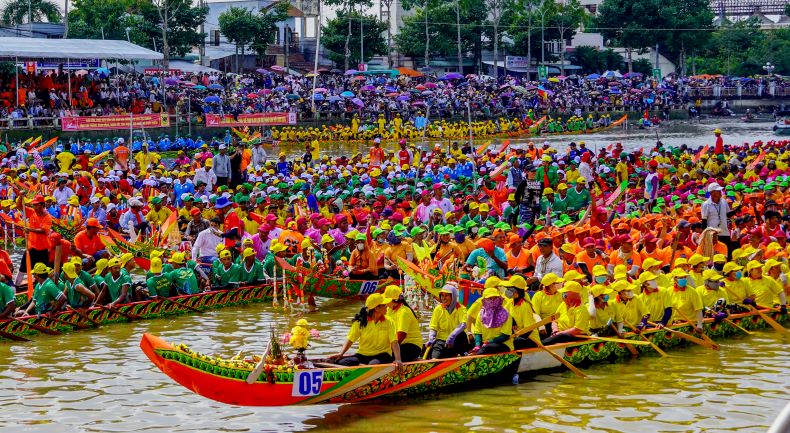 Trong chieu ngay 14-15.11, bat chap thoi tiet nang nong nhu chay da nhung hang chuc nghin nguoi van den theo doi truc tiep giai dua ghe Ngo khu vuc DBSCL lan thu 6.