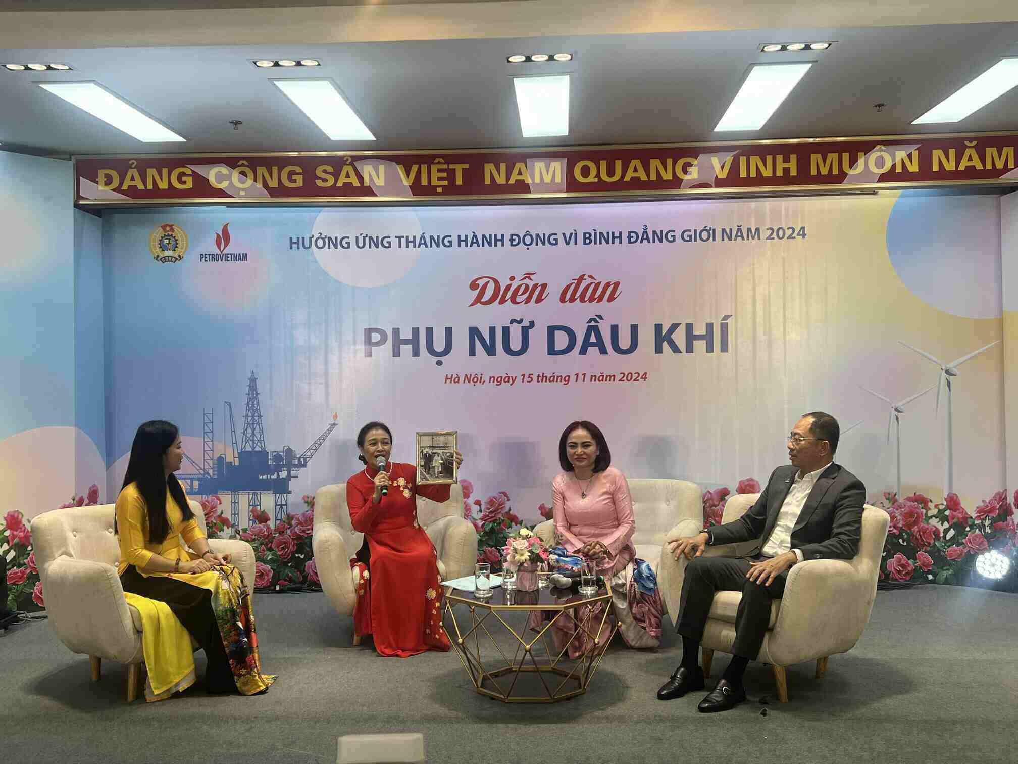 Discussion at the Oil and Gas Women's Forum - an activity organized on the occasion of the Month of Action for Gender Equality and Prevention of Gender-Based Violence in 2024. Photo: Kieu Vu