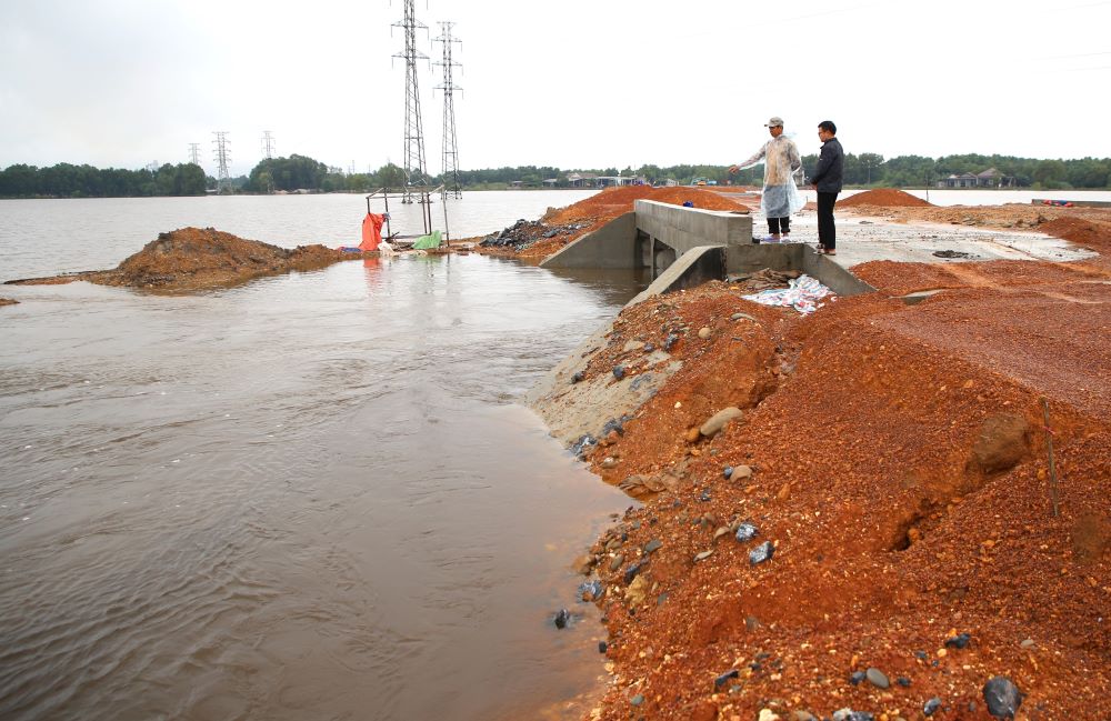 The field in front of the bypass road under construction was deeply flooded after heavy rain. Photo: Hung Tho