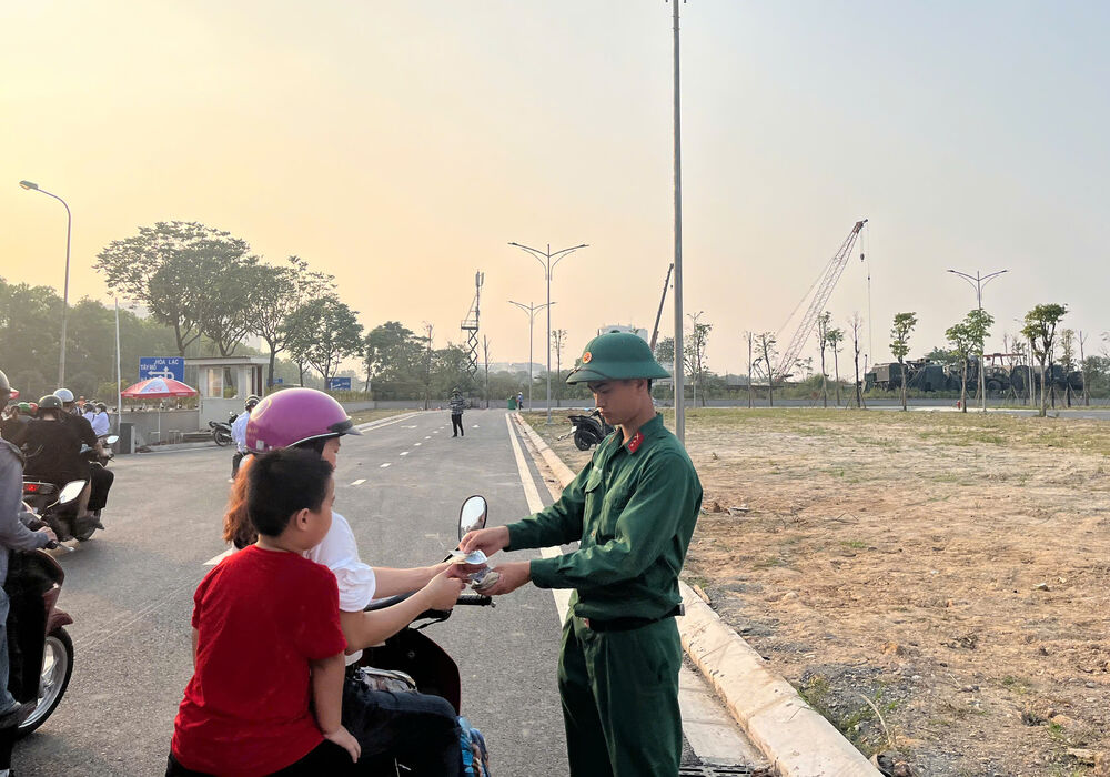 Khi den cung nhu ra ve, du khach se duoc cac bao ve cua bao tang huong dan loi vao/ra khoi bai xe vo cung nhiet tinh, chu dao. 