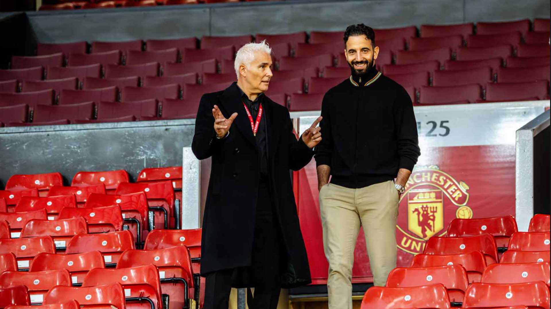 Ruben Amorim nhin Old Trafford tu tren khan dai. Day la noi anh se nghe duoc nhung loi dong vien tu nguoi ham mo trong thoi gian toi. Anh: Manchester United