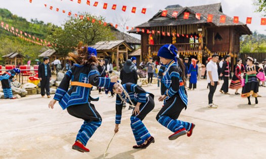 Không gian văn hóa đa sắc của các dân tộc hội tụ tại Bản Mây. Ảnh: Hà