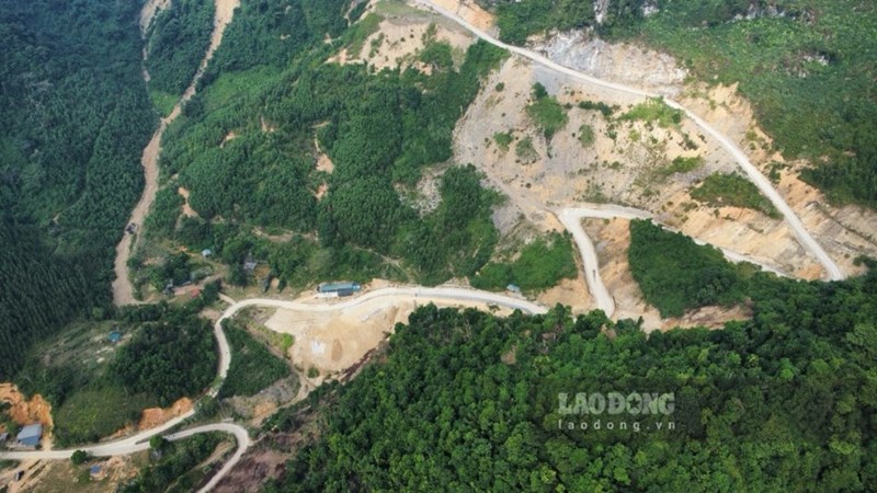 Overcoming landslides and rolling rocks on the billion-dollar road. Photo: Lam Thanh
