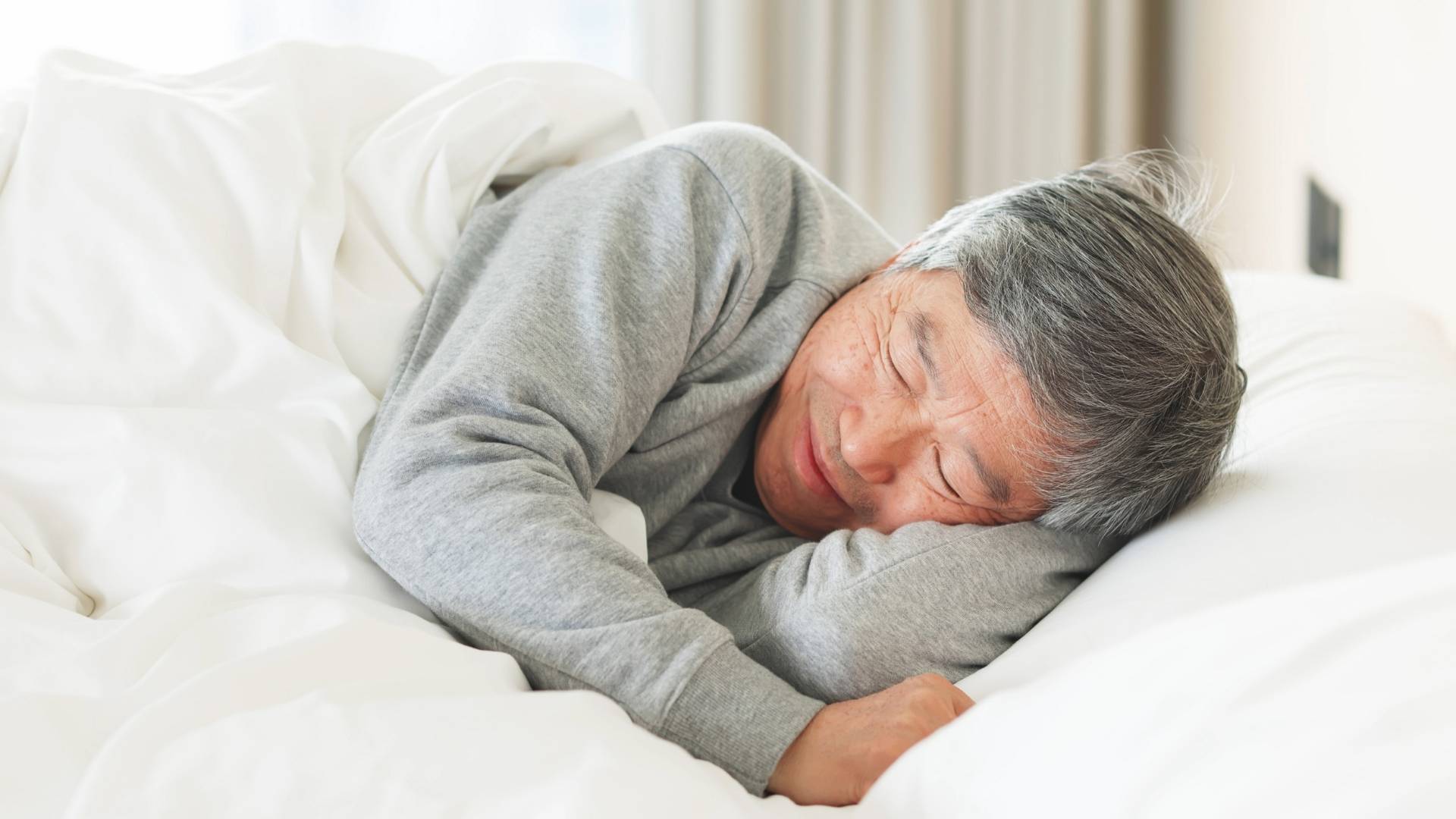 What type of pillow is best for the spine of the elderly?
