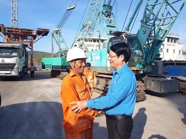 Mr. Le Phan Linh - Chairman of the Vietnam National Shipping Lines Trade Union encourages union members (left). Photo: Linh Chu