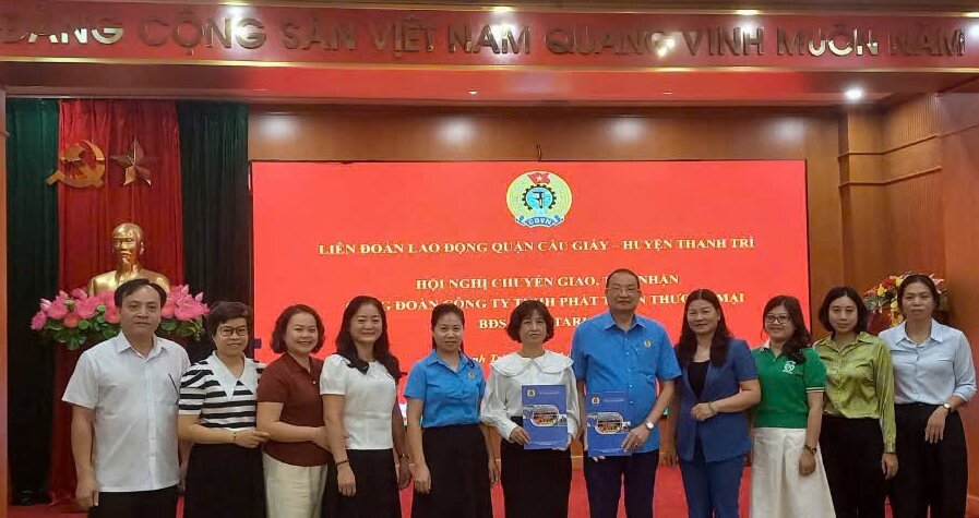 Cau Giay District Labor Federation and Thanh Tri District Labor Federation organized the handover and reception of the grassroots trade union of Newstarland Real Estate Development and Trading Company Limited. Photo: Grassroots Trade Union